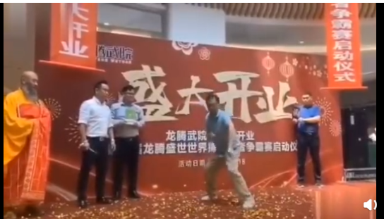 马保国复出与袈裟大师切磋：点到为止 真动手要伤人