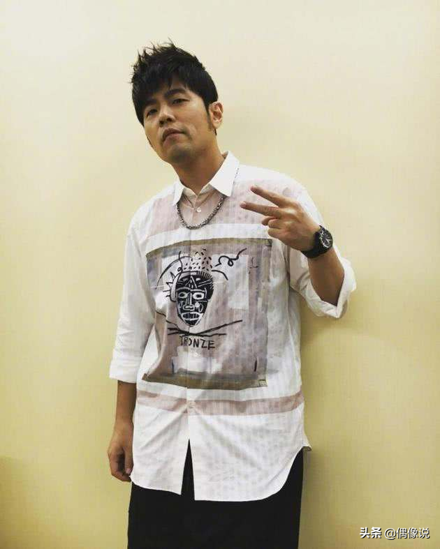 周杰伦拍4岁儿子正面照，ROMEO模仿爸爸手势拍照，嘴角伤口好显眼