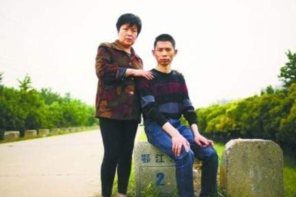 还记得11年前，割肝救子感动中国的暴走妈妈吗？如今她过得怎样？