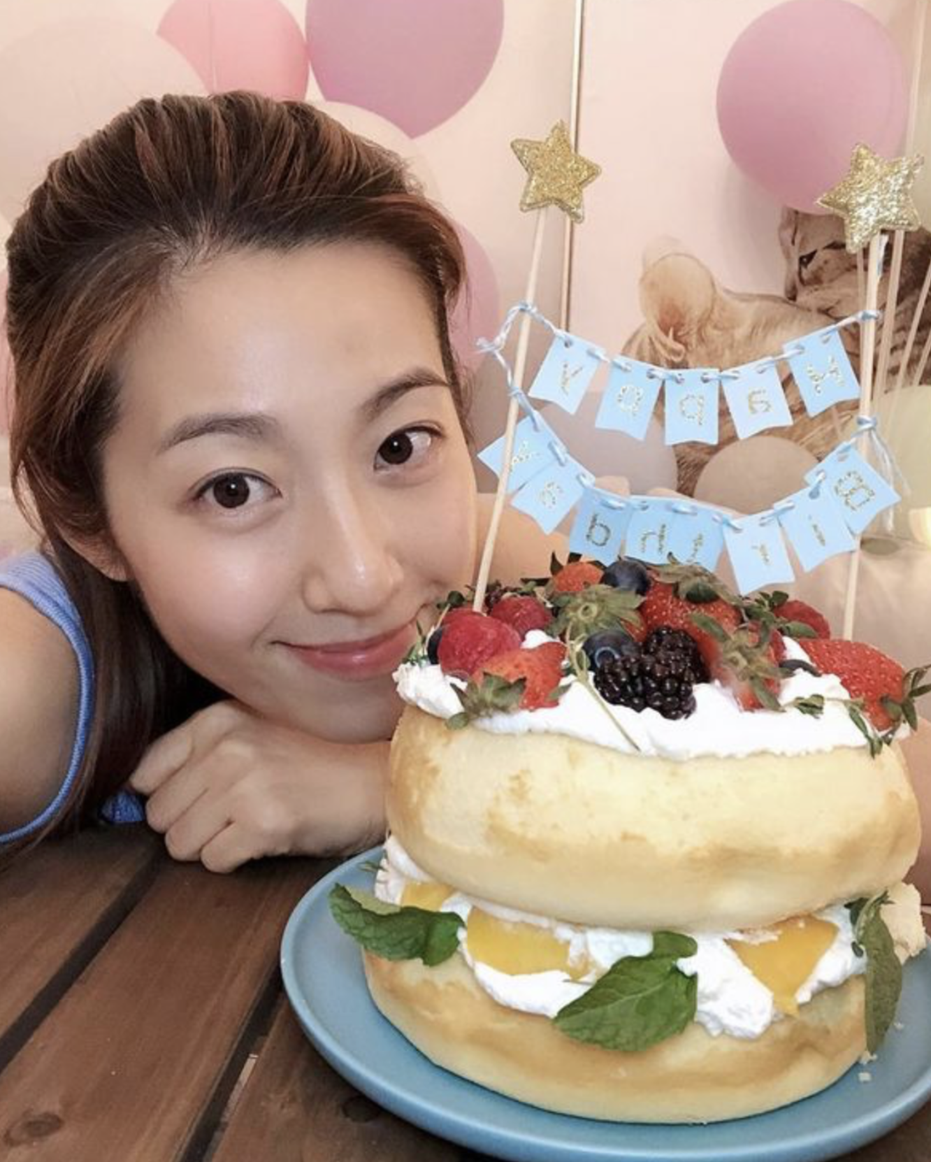 王浩信做直播与女儿互动，父女罕见同框，9岁女儿笑容灿烂很可爱