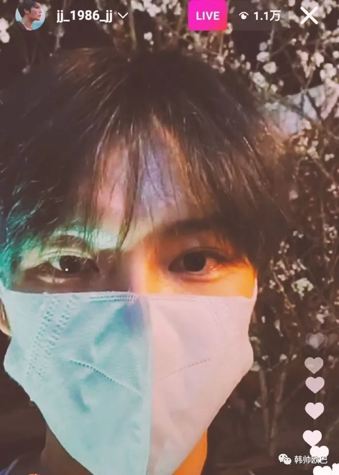 让人感叹又是只有粉丝在老的,昨晚这位男爱豆直播中的脸蛋状态