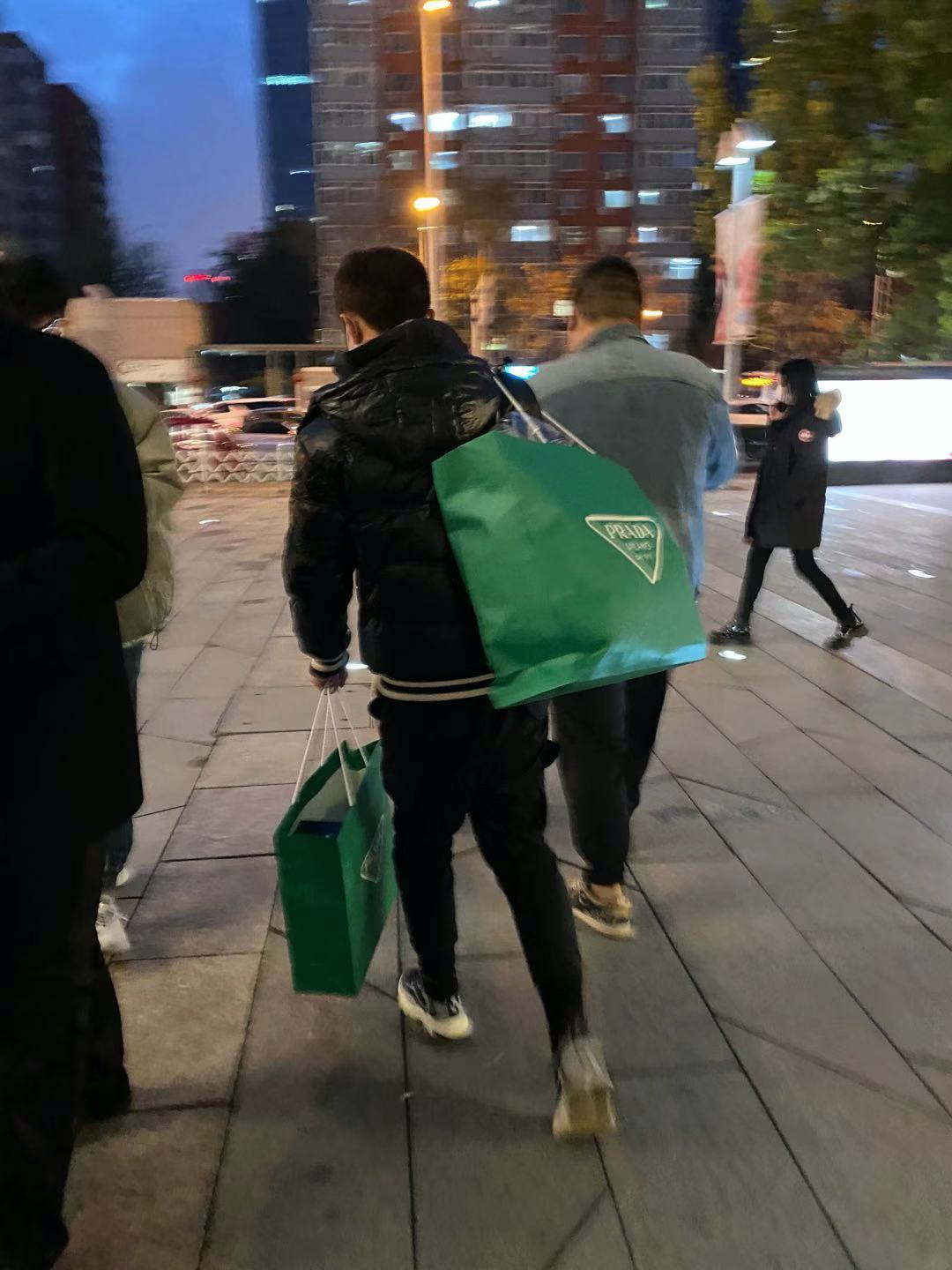 北京SKP纪实：有钱人挤破头买包的样子，好像我抢打折卫生纸