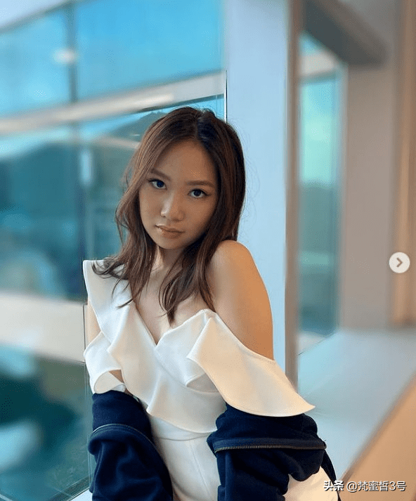 甄子丹女儿曝光近照，16岁腿长1米1太吸睛，外公身家百亿富豪
