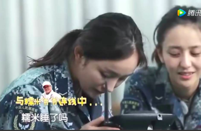 杨幂女儿情商高，小糯米看爷爷电视剧还称赞，主动帮刘恺威弄头发