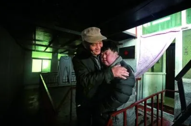 登上人民大会堂，与刘德华共唱，是谁揭穿了“天才指挥家”的谎言