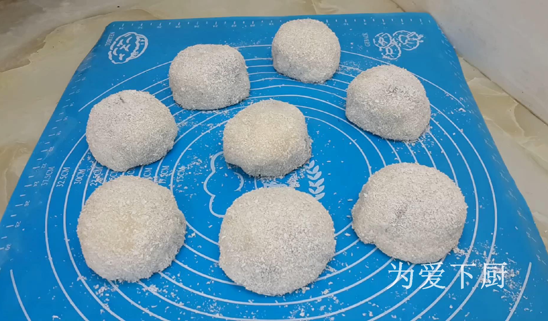 The glutinous rice flour is delicious. Add half a bowl of red beans. It is soft and sweet and more comfortable than cake.