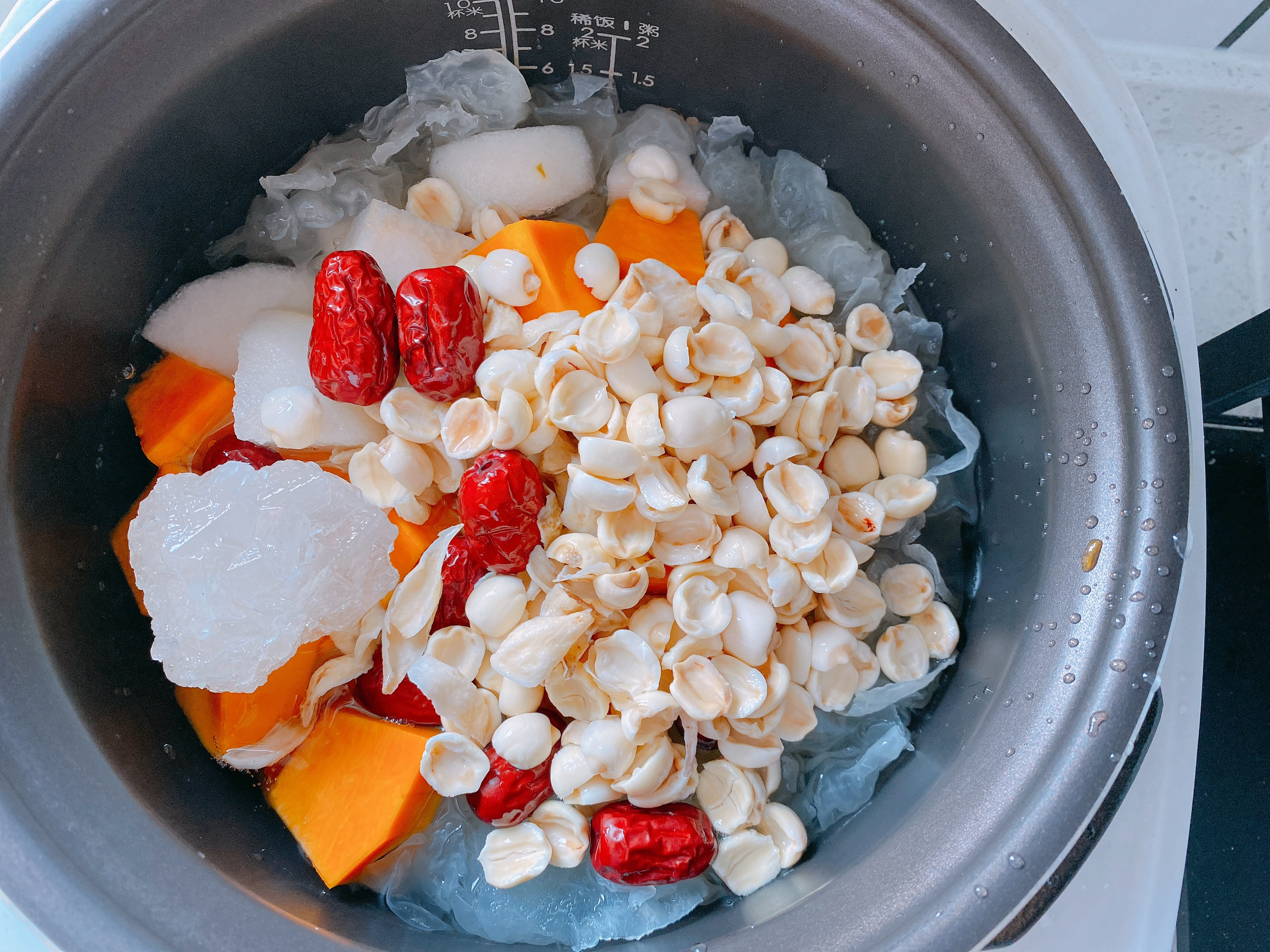 入秋后天气干燥，试试这款润肺降火的甜汤，软糯香甜，安稳度秋