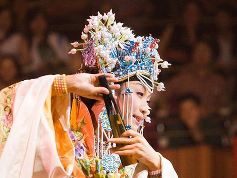 18岁辍学，19岁自杀未遂沦为乞丐，李玉刚靠男扮女装一举成名