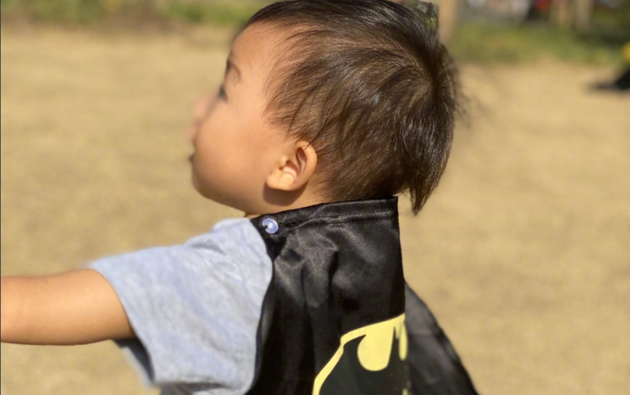 蔡少芬帶兒子逛公園，1歲魚蛋穿短袖滿場跑，孩子多卻不戴口罩