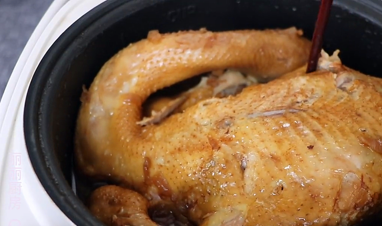 把一整只鸡扔进电饭锅中，不放水不放油，出锅皮嫩肉烂，太解馋了