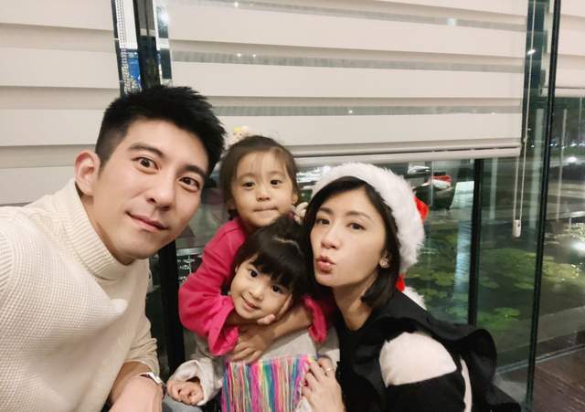 贾静雯圣诞节晒照，咘咘收获礼物造型甜美，波妞虎牙抢镜像小恶魔