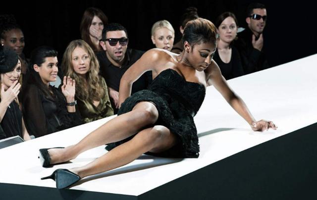 为什么超模走秀时，要在高跟鞋上绑“透明胶布