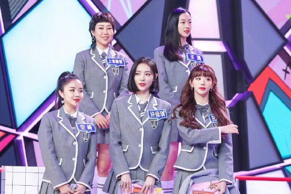 《青春有你2》5位成员参加《快本》众人都穿短袖