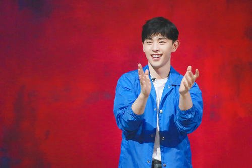 躺着|“不务正业”的邓伦躺着上热搜！铁杆粉丝脱粉回踩 怒斥其沦为综艺咖