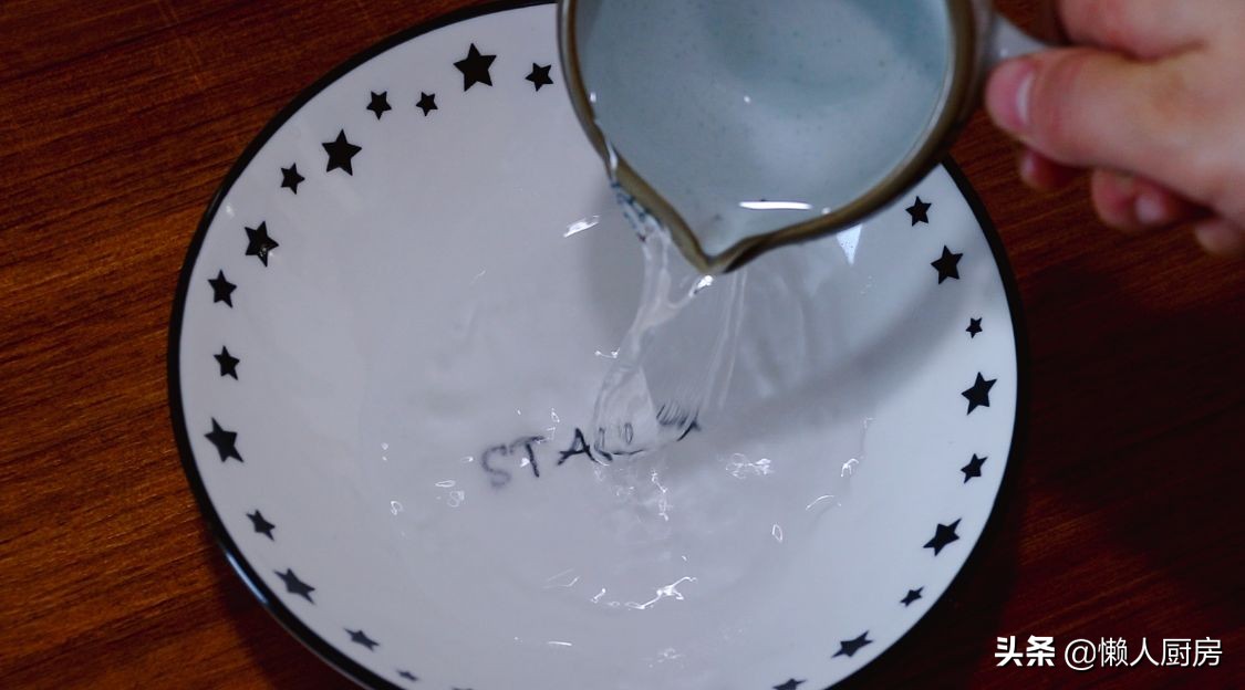 原來用微波爐也能做花生米，撒點鹽倒入水，這是鹽焗花生米的做法