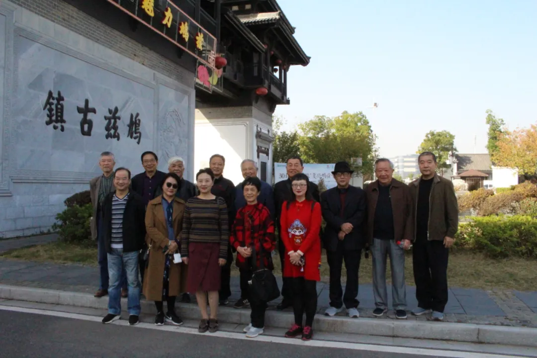 关爱老人游古镇,重阳佳节送温暖