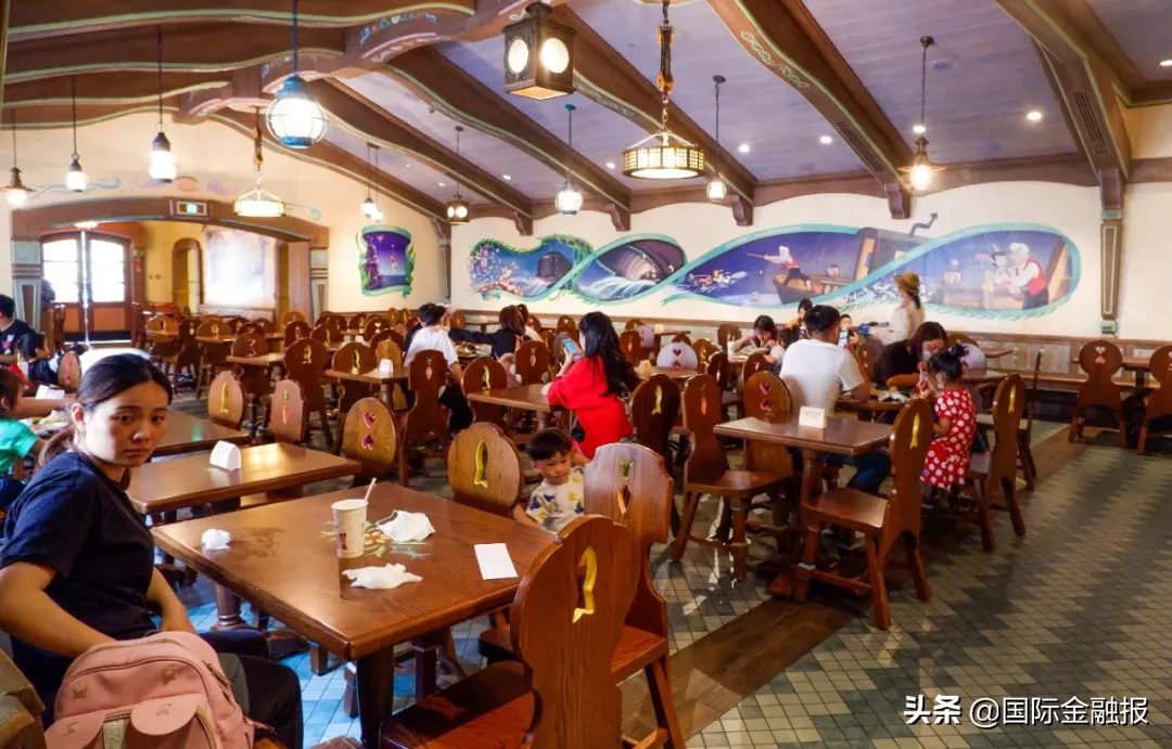 上海迪士尼重新开放首日初体验：隔排就坐玩项