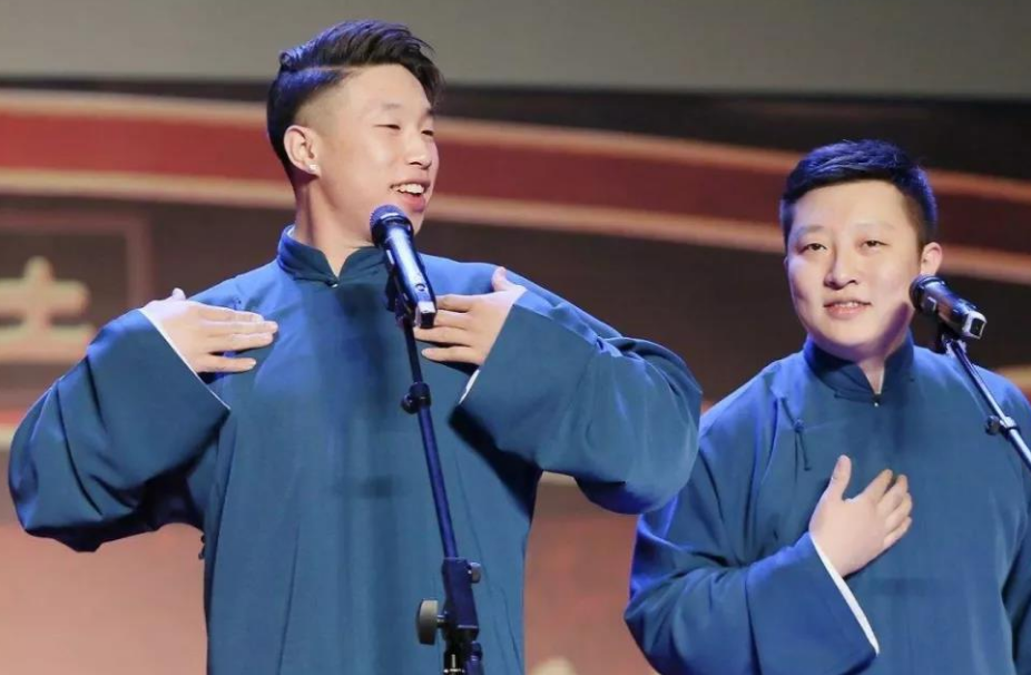 烧饼秀全家福，祖孙三人像是共用“一张脸”，