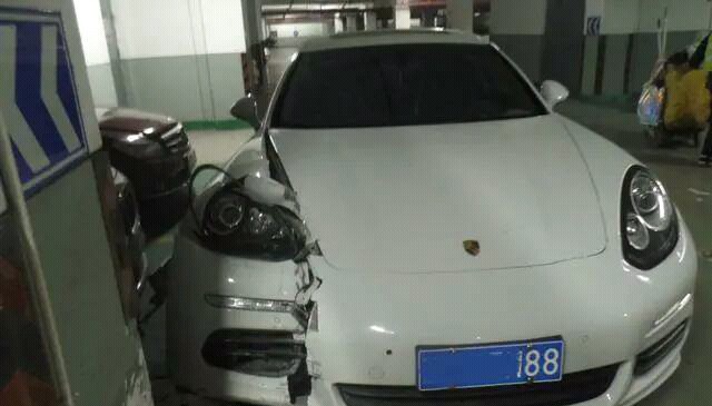 男子车位被保时捷霸占，车主声称有本事停车顶