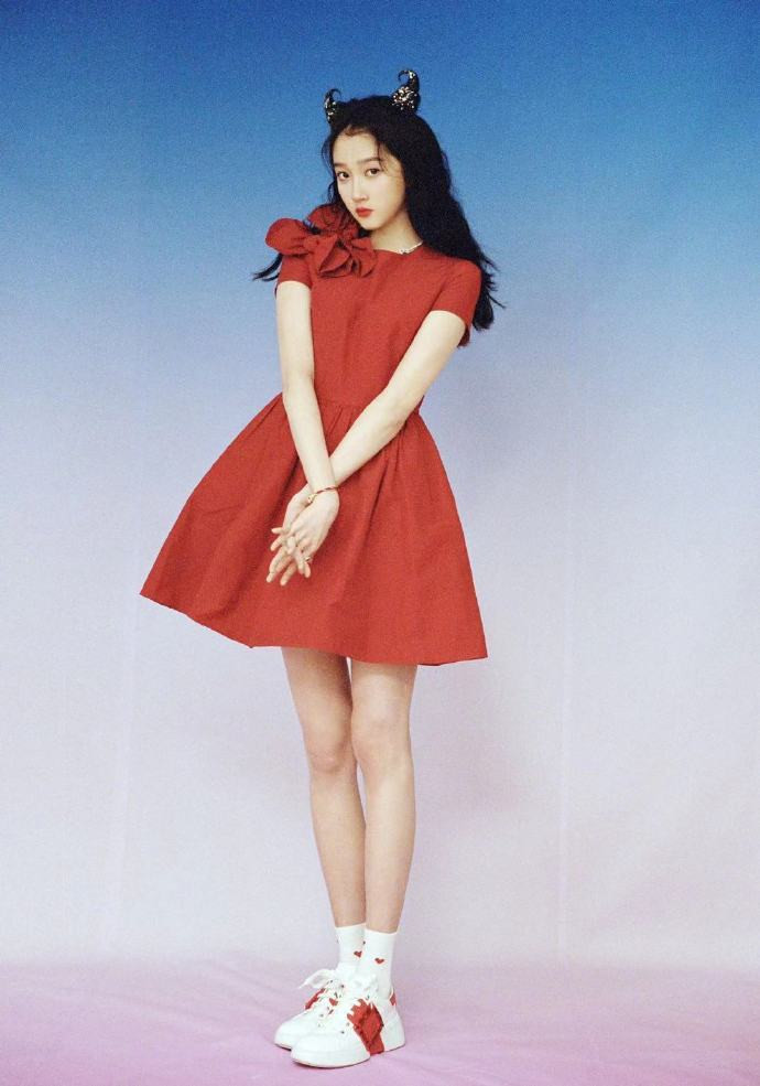 田亮一家同框，森碟穿红裙腰线往上提，看着比叶一茜腿还长一截