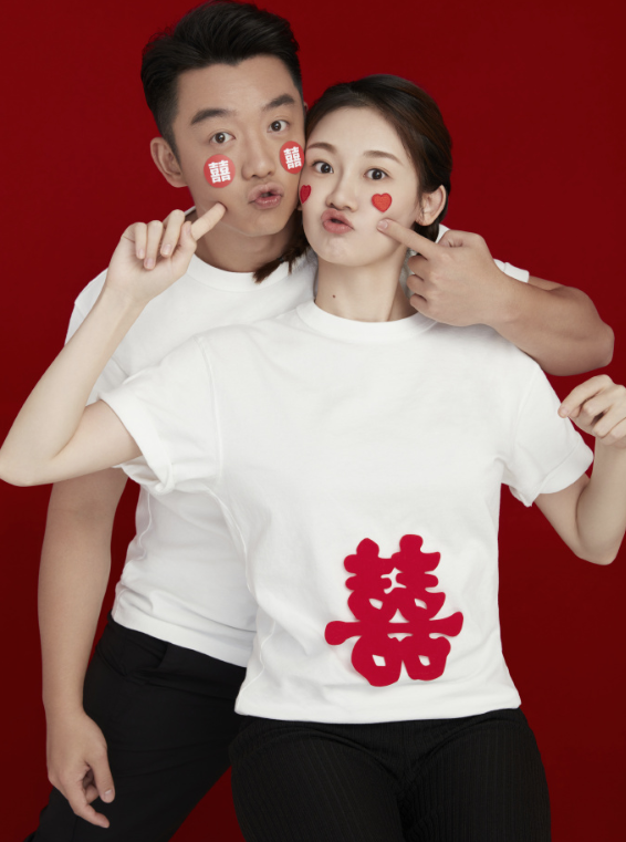 有一種結(jié)婚證叫鄭愷與苗苗，別人都一本正經(jīng)，而他倆卻與眾不同