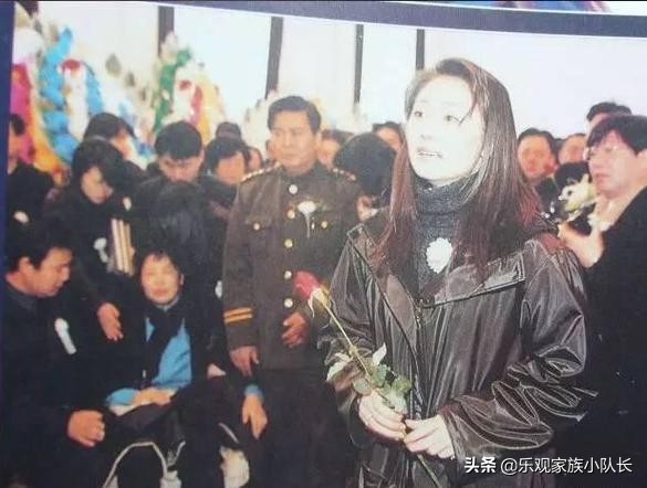 她25岁去世后没多久，父亲因公殉职哥哥去世母亲