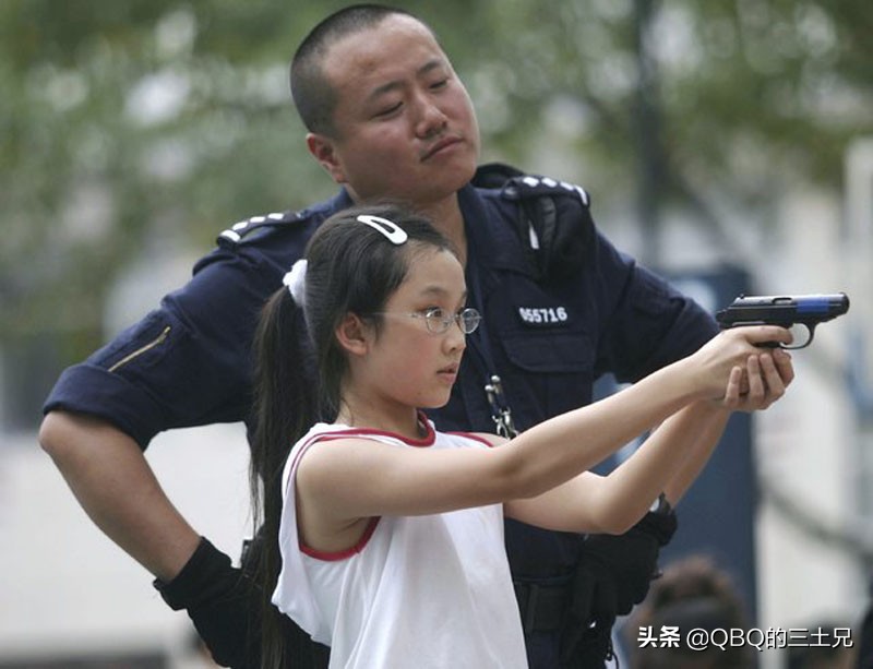 先天不足的77式手枪，为何还装备近40年，它比64式有何优势