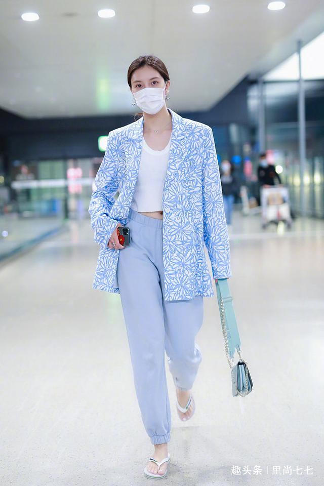 被曝恋张一山后宋妍霏走机场，亲爸来接机，戴