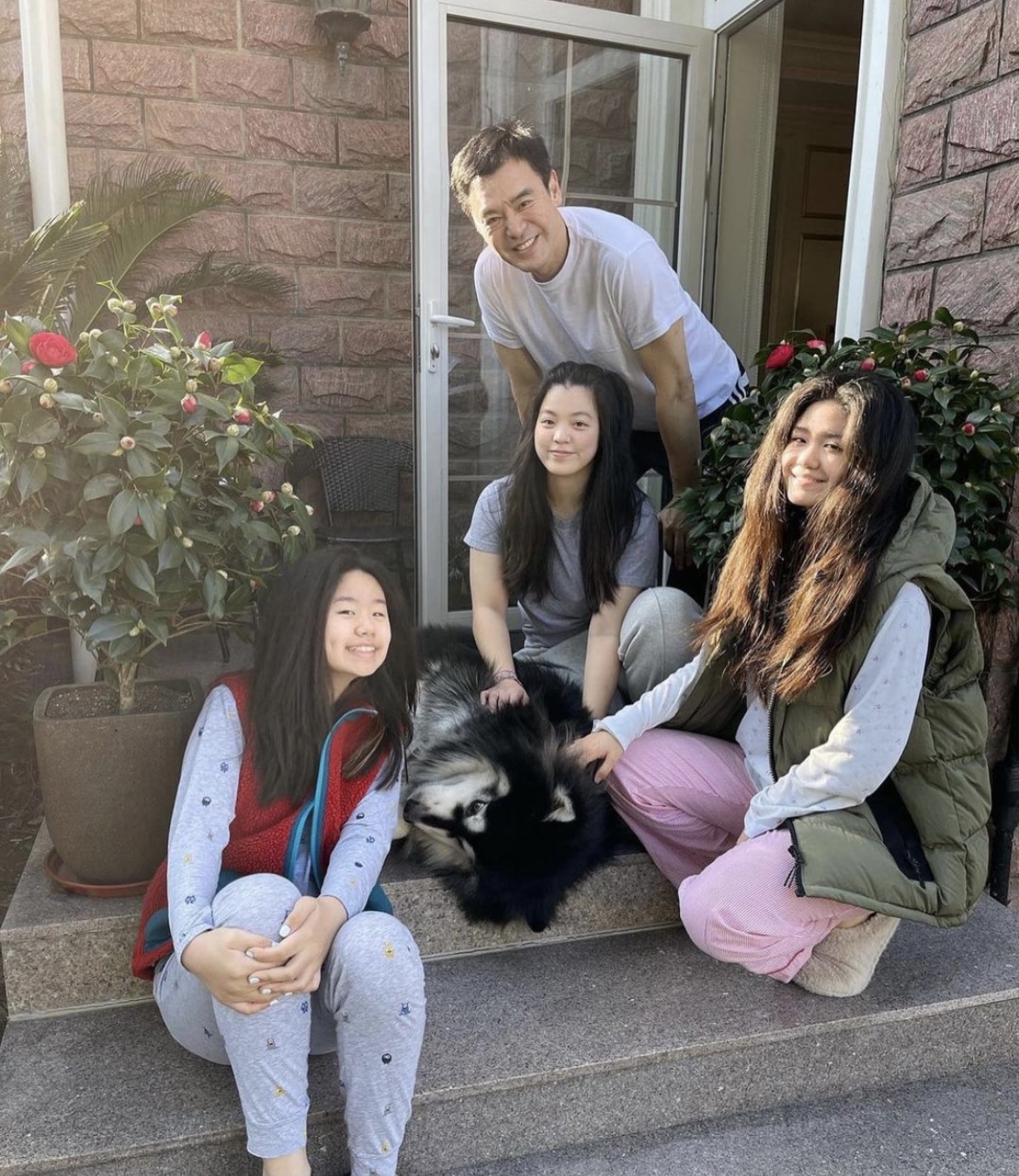 鐘鎮濤曬照慶68歲生日，范姜安排派對製造驚喜，仨女兒伴隨慶生