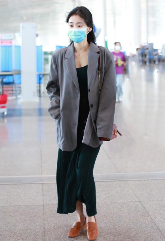 张碧晨真是懂时尚，穿灰西装配墨绿长裙太高级