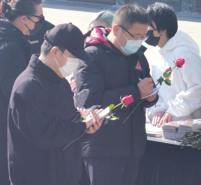 Exposure of spot of Zhao Yingjun memorial meeting, xue Zhiqian hurts heart cry bitterly, huang Bo is sent off before roc king treasure is strong
