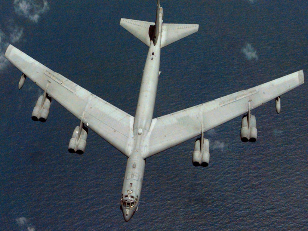 B52到底有多大？把它P到核航母上才明白，什么叫空中巨无霸