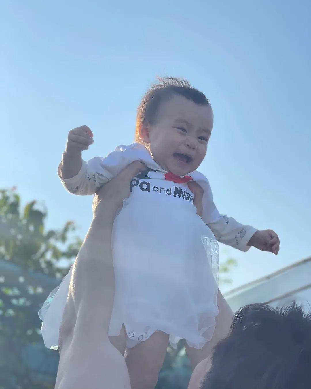 楊怡羅仲謙夫婦為女兒慶生，畫面溫馨有愛，1歲小珍珠可愛似爸爸