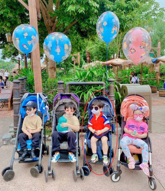 baby母子遊迪士尼，小海綿穿蜘蛛俠皮衣，發現被拍忙遮臉