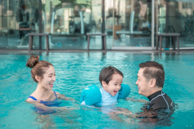 陈凯琳晒亲子时光，郑嘉颖掌镜拍下三代同堂合照，俩儿子颜值超高