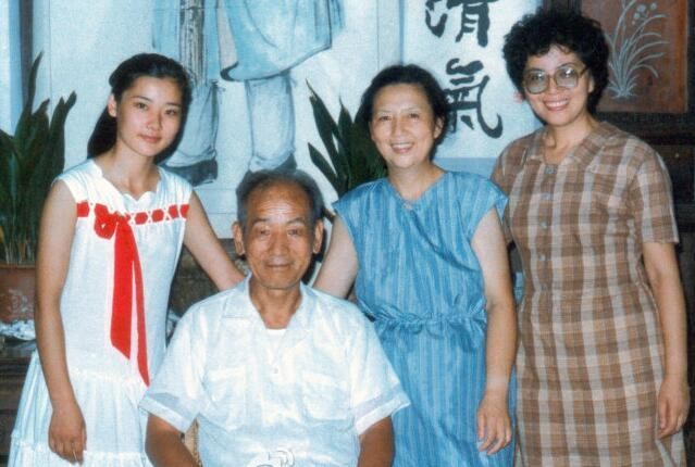 何赛飞年轻时倾国倾城：25岁嫁初恋，32年无绯闻