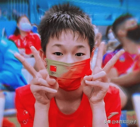 自信的全红婵！高调的在C位签上自己的名，红姐面对前辈也不打怵