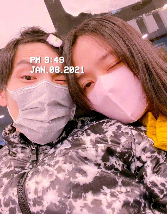 向佐曬一家三口牽手照官宣女兒百日，郭碧婷依偎老公肩膀秀恩愛