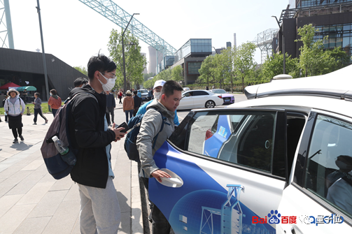 北京全无人RoboTaxi收费！一趟30块，1500人已抢座打卡