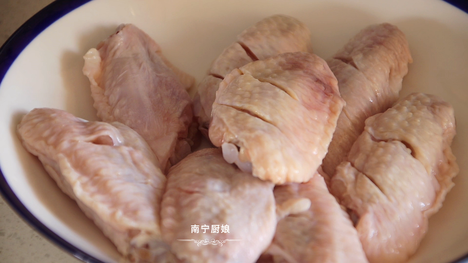 做红烧鸡翅，很多人下锅前就做错了，难怪做出来肉质发柴、腥味重