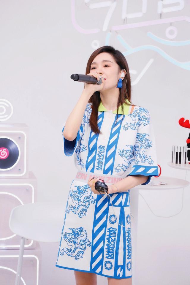 郁可唯玩转“国潮”，穿龙纹“套装裙”复古明艳，气质娇俏又少女