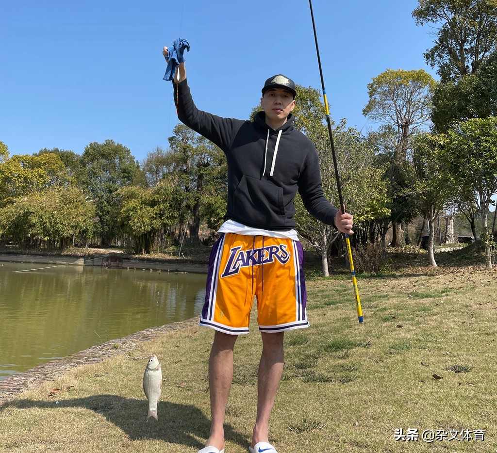 34岁男篮国手悠闲钓鱼！仍是CBA主力，和妻子是清华同学