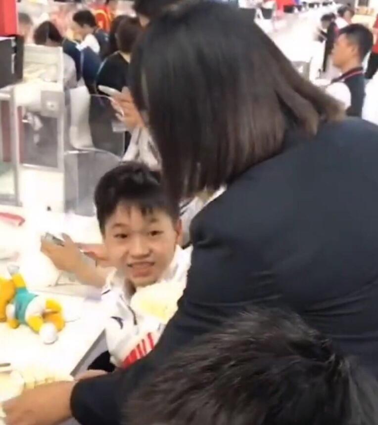 全红婵获赠蛋糕眉开眼笑！队医勒令只吃1小块：红姐郁闷夺回叉子