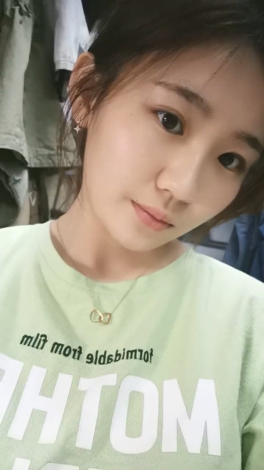 这个网传的“一眼万年”的绿衣服女孩抖音号找到了