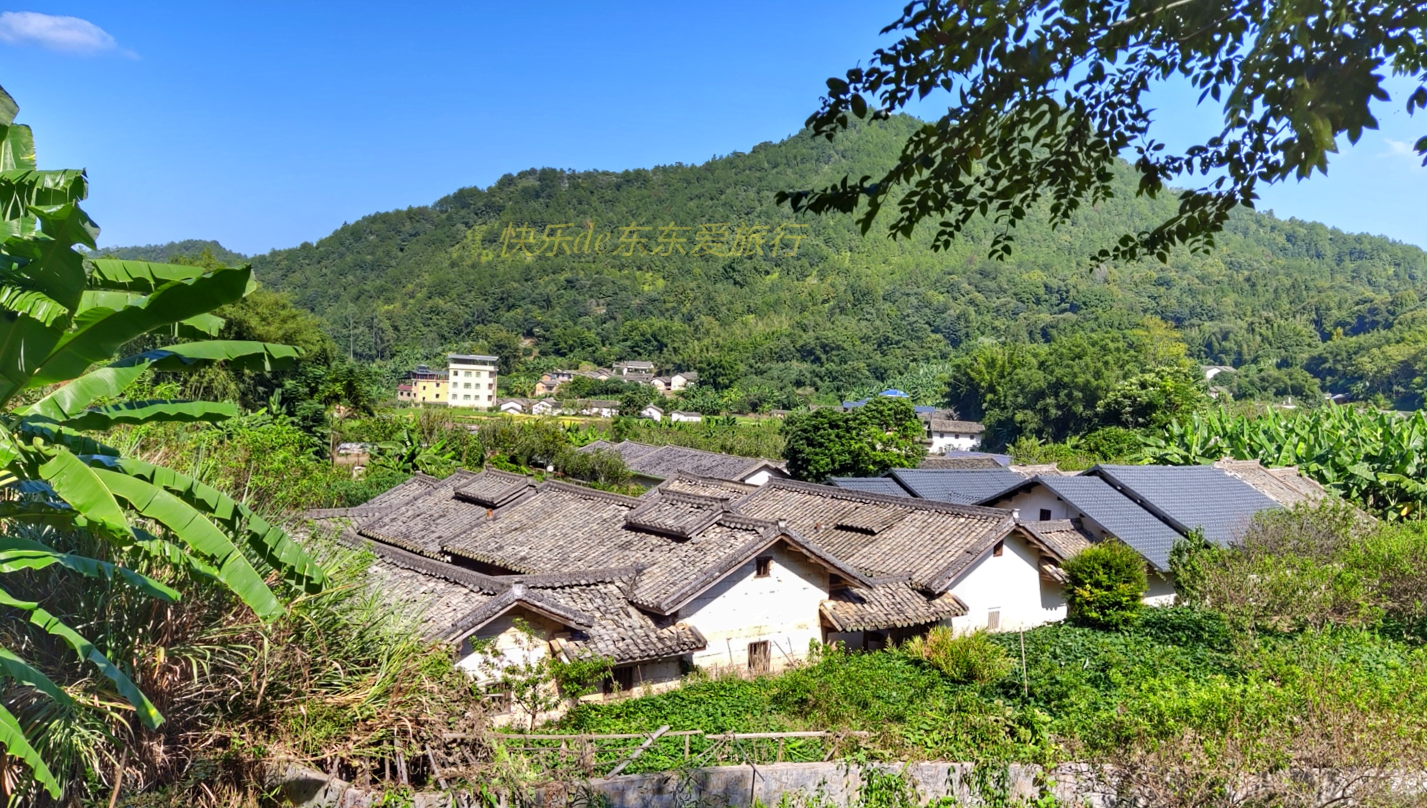 梅州玉水古村有座古民居，七彩瓦屋顶十分特别，你知道它的由来吗_快乐de东东爱旅行 - MdEditor