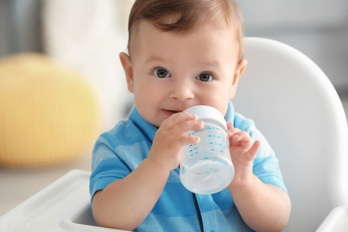 夏天喝水很重要，宝宝不爱喝水怎么办？妈妈们不妨试着这样做
