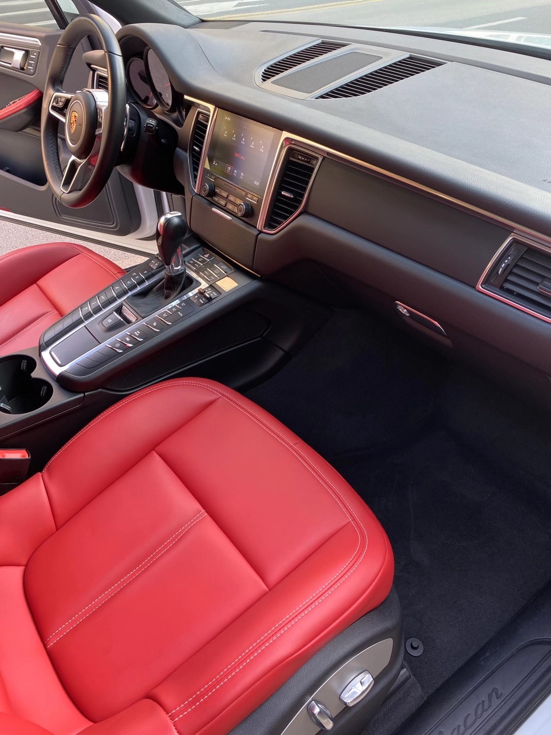 加装红色真皮内饰,特价仅需4x万,可分期诚意联系新到:17款保时捷macan