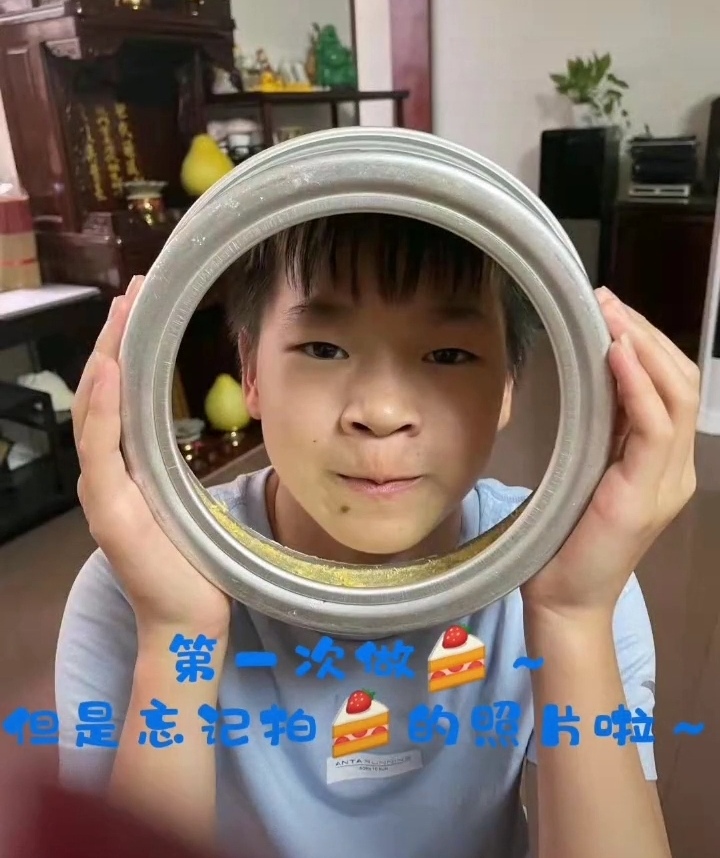 太逗！全红婵参会时无聊，自己玩水喝，发现被偷拍后立马把水咽了