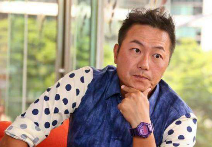 已婚男歌手不避嫌，邀7位美女庆生，前女友自杀