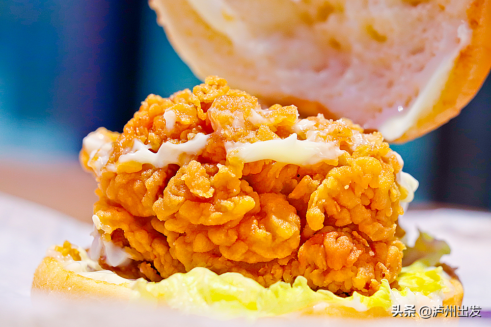 Can pull silk, can shed juice! Lu city Jing shows Aoteman thematic hamburger inn! Adjoining child is greedy cried